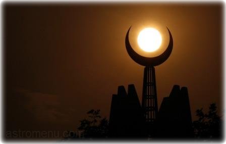 луна на мечети