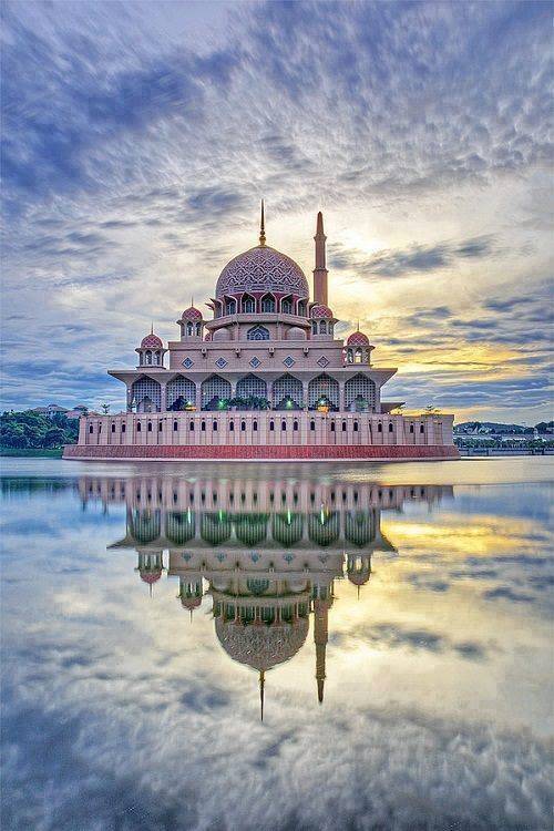 The-Putra-Mosque-Putrajaya-Malaysia