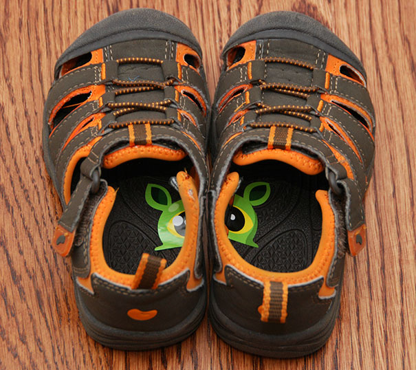 put-stickers-on-your-kids-shoes_1480347840