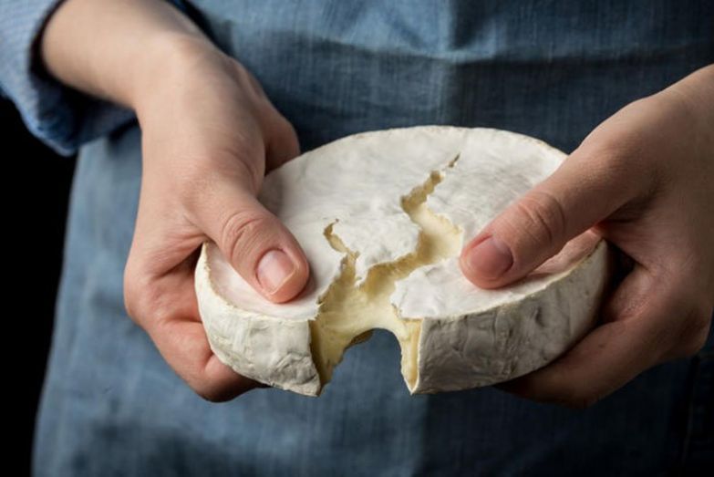 Универсальный французский сыр: можно ли есть его с плесенью